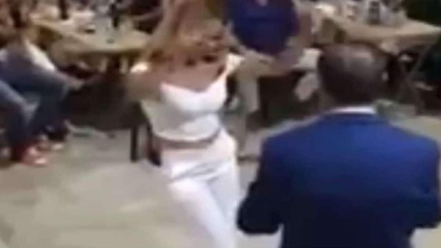 Αναστέναξαν τα κλαρίνα: Ξανθιά καλλονή χορεύει το πιο αισθησιακό τσιφτετέλι και «τρελαίνει» κόσμο (Video)