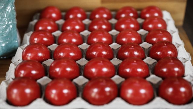 Προσοχή! Πόσο ασφαλές είναι να τρως τα βαμμένα κόκκινα αυγά – Πώς θα τα αποθηκεύσεις με ασφάλεια (Video)