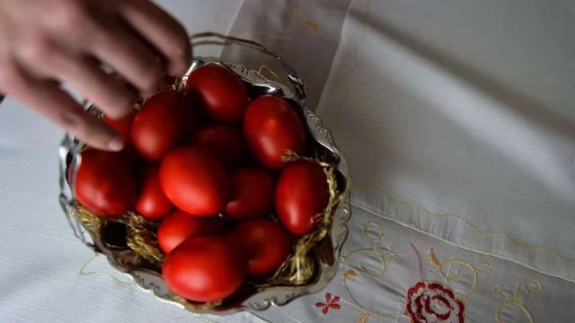Γιατί βάφουμε αυγά την Μεγάλη Πέμπτη; Από που προέρχεται το έθιμο;