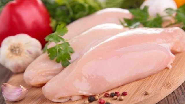 Προσοχή κίνδυνος! Τα ανησυχητικά σημάδια που δείχνουν ότι το κοτόπουλο σας είναι για πέταμα