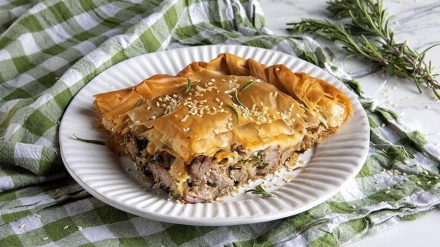 Περίσσεψε μπόλικο αρνί από το Πάσχα; Η Αργυρώ Μπαρμπαρίγου έχει την πιο νόστιμη συνταγή για κρεατόπιτα