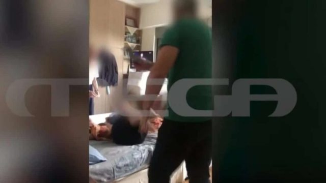 «Σκάσε, σκάσε, σκάσε! Κάτσε κάτω και μη μιλάς» – Φρικιαστικό βίντεο ντοκουμέντο με τον άγριο ξυλοδαρμό ηλικιωμένου ζευγαριού από τον γιο τους