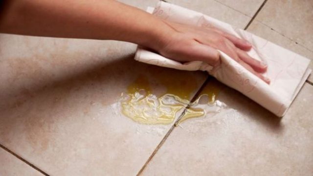 Έπεσε λάδι στα πλακάκια; Αυτός είναι ο εύκολος και αποτελεσματικός τρόπος να καθαρίσετε το πάτωμα
