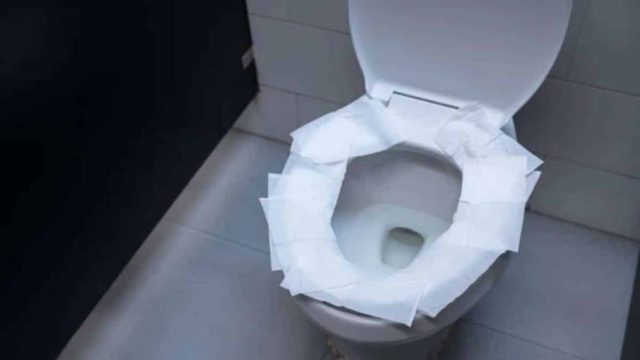Το τέλος ενός «μύθου» στην τουαλέτα: Γιατί δεν πρέπει ποτέ να καλύπτουμε τη λεκάνη με χαρτί υγείας
