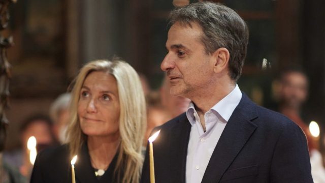 Στην Τήνο ο Κυριάκος Μητσοτάκης με τη σύζυγό του Μαρέβα – Παρακολούθησαν μαζί την Ακολουθία για τον Επιτάφιο (photos)