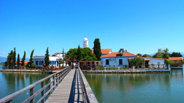 Γαλήνιο και κατανυκτικό: Το «πλωτό» μοναστήρι της Ελλάδας που προκαλεί δέος και ηρεμεί την ψυχή
