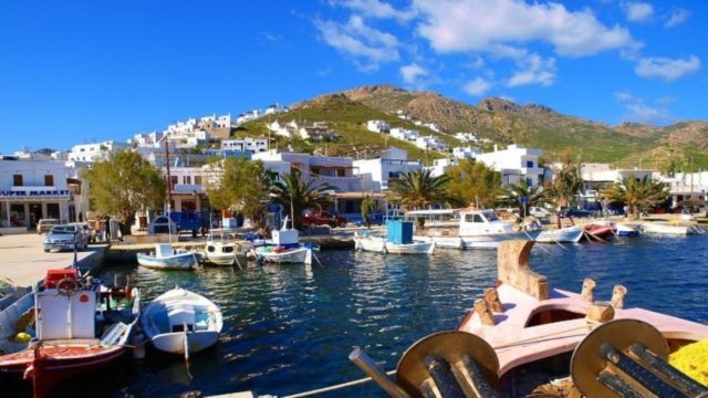 Μαγευτικό ελληνικό νησί με 72 παραλίες χωρίς ξαπλώστρες – Εκεί που με 30 ευρώ τη μέρα κάνεις ζωάρα!