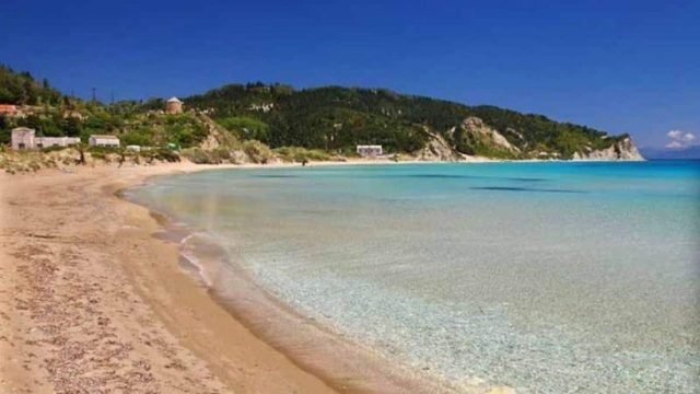 Φαγητό, χαλάρωση, απομόνωση: Το ελληνικό νησί που θα έπρεπε να βουλιάζει από κόσμο το προτιμούν ελάχιστοι!