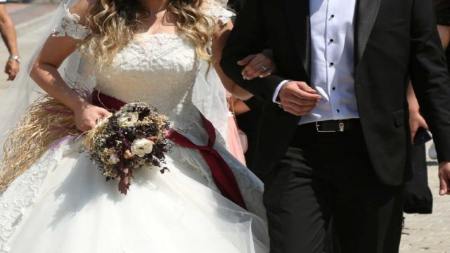 Τσιγκούνης γαμπρός γκρίνιαζε για το κόστος του νυφικού – Μόλις το έμαθε η νύφη έγινε το έλα να δεις!