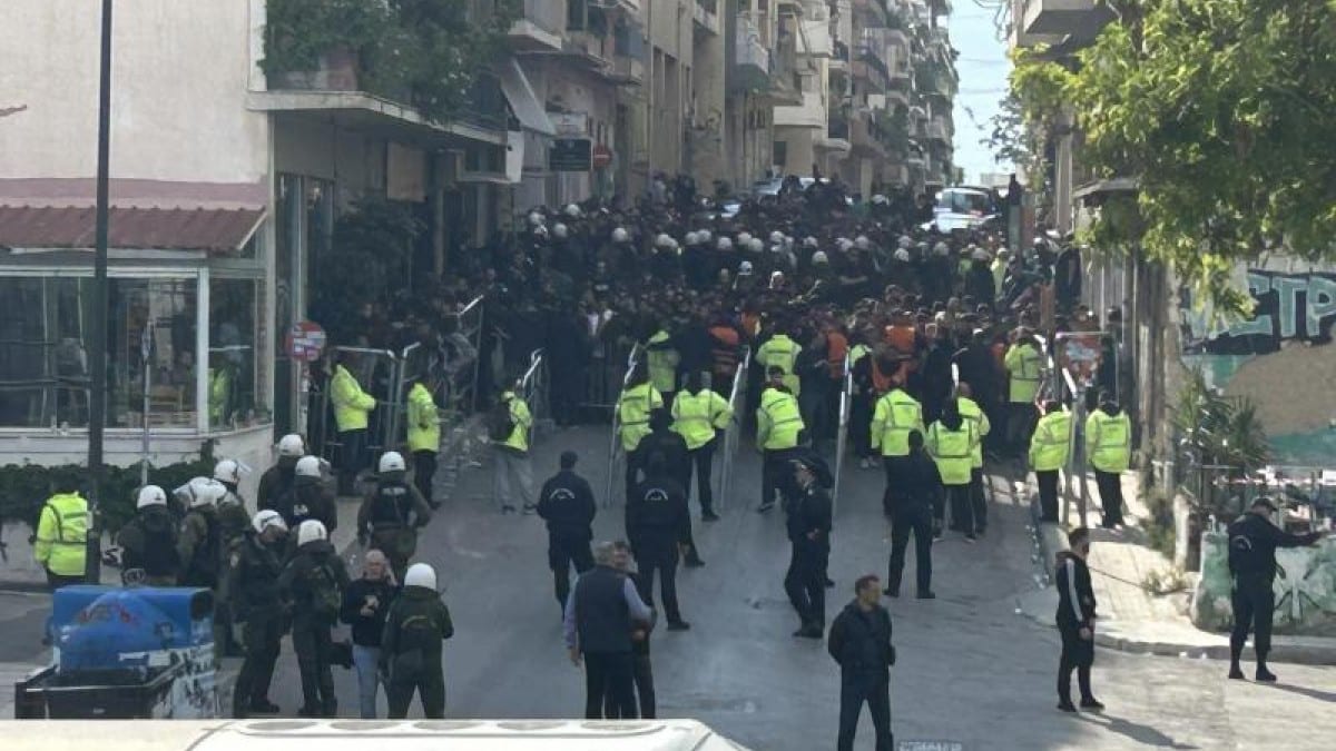 Παναθηναϊκός: Παράνοια για τον τίτλο – Ένταση και δακρυγόνα στη Λεωφόρο πριν από τον αγώνα με την ΑΕΚ