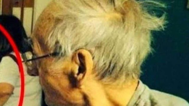 Λίγο πριν πεθάνει, τράβηξε μια φωτογραφία τον 76χρονο παππού του – Θα ανατριχιάσετε με αυτό που εμφανίστηκε από πίσω