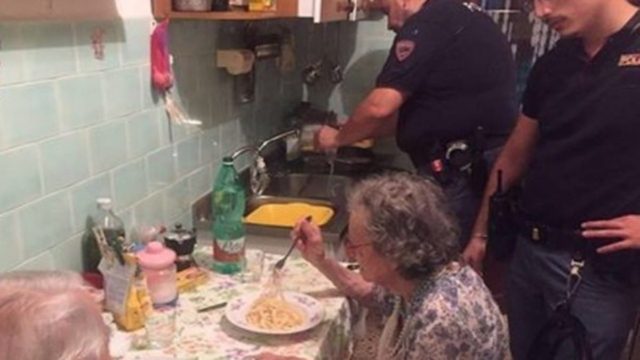 Αστυνομικοί βρήκαν γιαγιά και παππού να κλαίνε στο σπίτι – Αυτό που βρήκαν τους ράγισε την καρδιά!