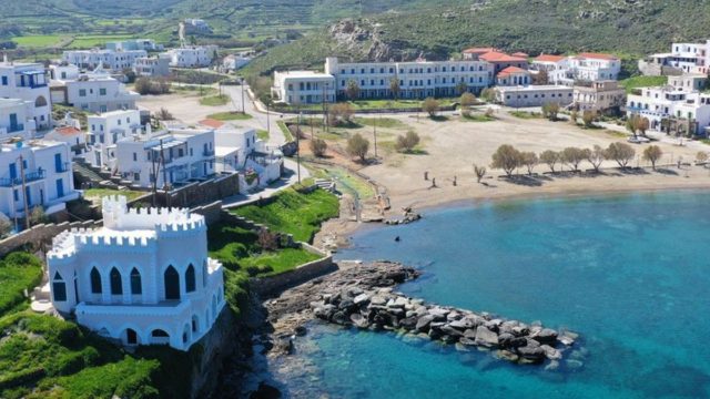 Η ελληνική παραλία που θα μπορούσε να λέγεται «σκωτσέζικο ντουζ» – Στην μία άκρη το νερό είναι καυτό και στην άλλη κρύο