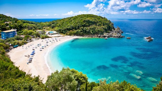 «Όρμος του Οδυσσέα»: Η παραλία των Επτανήσων με τα καταγάλανα νερά που ενέπνευσε το έπος του Ομήρου