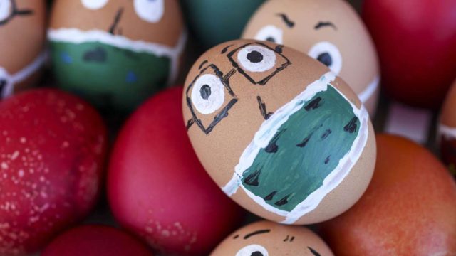 Πασχαλινά αυγά: Τα 2 μυστικά των ειδικών για να μη σπάνε στο βάψιμο