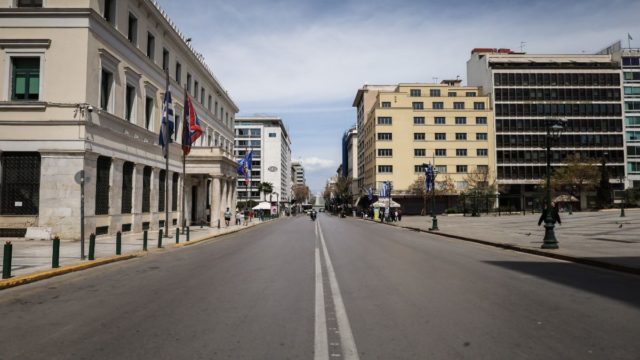 Πάσχα 2023: Εικόνες «Δεκαπενταύγουστου» στην Αθήνα – Έρημη πόλη με ελάχιστους περαστικούς (φωτο)