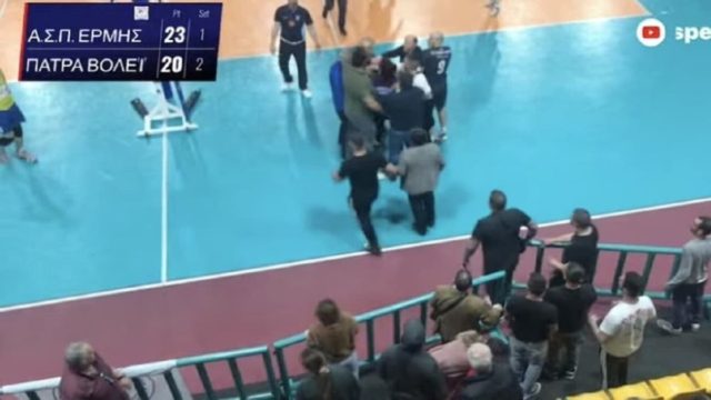 Ξύλο σε αγώνα βόλεϊ στην Πάτρα! Οπαδός μπούκαρε στον αγωνιστικό χώρο και έριξε μπουνιά σε παίκτη (Video)