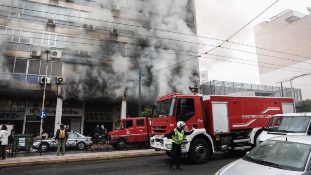 Φωτιά στον Πειραιά: «Παντελής έλλειψη μέτρων ασφαλείας» – Σοβαρές καταγγελίες από το Διοικητικό Πρωτοδικείο