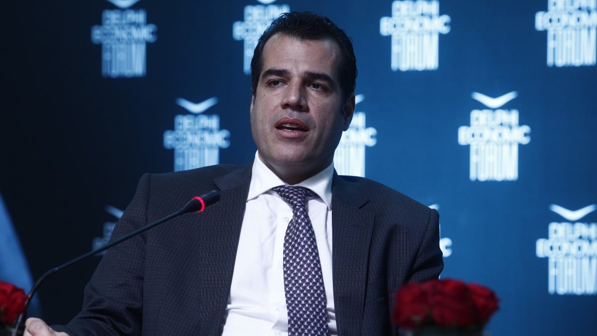Θάνος Πλεύρης: Στα επείγοντα του «Λαϊκού» μετά την επίθεση με γιαούρτι – Χάος στο Twitter μετά το περιστατικό
