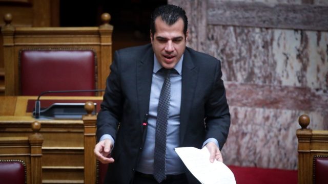 Θάνος Πλεύρης: «Θρασύδειλοι αριστεριστές» του επιτέθηκαν με γιαούρτια στα Πετράλωνα – Τι καταγγέλλει