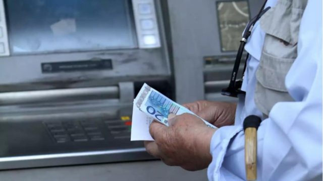 Συντάξεις Μαΐου: Πότε πληρώνονται οι συνταξιούχοι – Ποιοι πάνε πρώτοι ταμείο