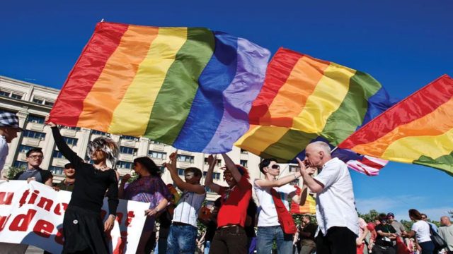 Την ανάγκασαν να αποκαλυφθεί ότι είναι ομοφυλόφιλη και τώρα την αποζημειώνουν με 5000 ευρώ
