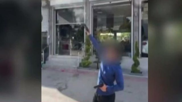 Άνω Λιόσια: Νεαρός με δύο όπλα στα χέρια πυροβολεί στη μέση του δρόμου – Ανθρωποκυνηγητό για τον εντοπισμό του (video)