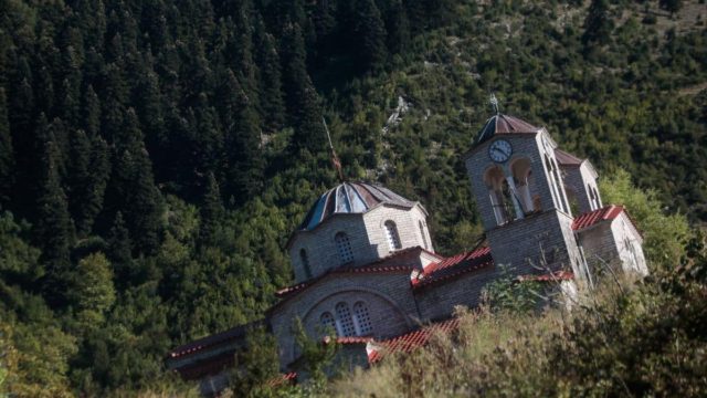 Ούτε ο Πύργος της Πίζας τέτοια κλίση: Σε αυτήν την εκκλησία στο χωριό των Τρικάλων νιώθεις ναυτία μόλις μπεις μέσα (Video)
