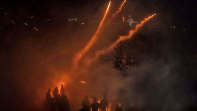 Φαντασμαγορικός ρουκετοπόλεμος στη Χίο – «Πόλεμος» βεγγαλικών και μολότοφ σε πολλά μέρη της Ελλάδας (photos – Video)