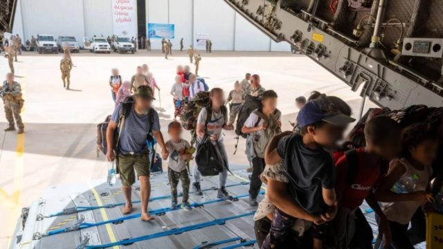 Σουδάν: Απεγκλωβίστηκαν άλλα 7 άτομα! Στην Ελευσίνα αναμένεται το C-27 με τους 27 Έλληνες (Video)