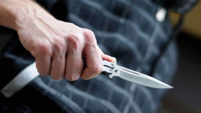 Σάλος στην Κρήτη: Πατέρας μαθητή απείλησε την διευθύντρια του σχολείου με μαχαίρι