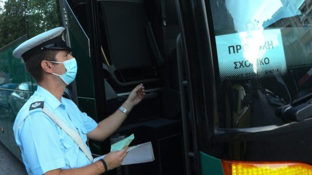 Θρίλερ στα Καλύβια: Οδηγούσε σχολικό χωρίς δίπλωμα
