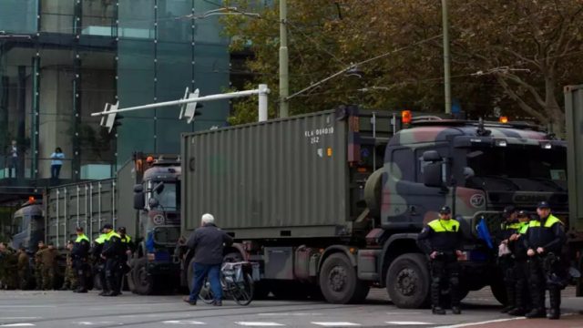Συναγερμός στη Χάγη: Εκκενώθηκε το κτίριο του κοινοβουλίου – Πυροτεχνουργοί στο σημείο