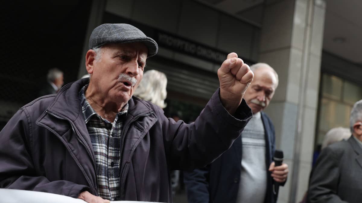Ανατροπή στις συντάξεις για εκατομμύρια Έλληνες: Νέα δεδομένα για όσους πάνε στα ΑΤΜ