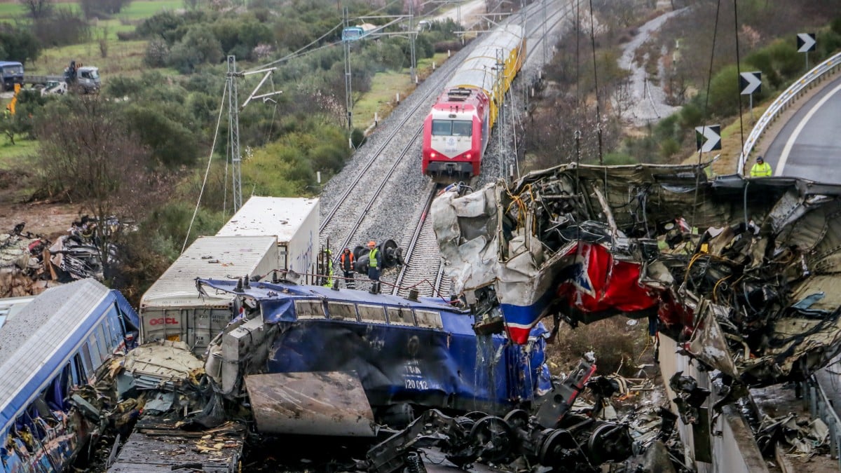 Τέμπη: Γιατί «ψάχνουν» την έκρηξη στο τρένο – Τα ερωτήματα που «καίνε» για την τραγωδία
