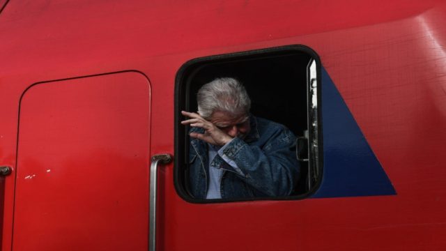 Τέμπη: Δάκρυσε ο μηχανοδηγός! Συγκινημένος ο πρόεδρος του ΟΣΕ στο πρώτο δρομολόγιο μετά την τραγωδία (photos)