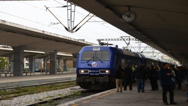 Τέμπη: Πόσα εισιτήρια κόπηκαν για το πρώτο δρομολόγιο του τρένου Αθήνα-Θεσσαλονίκη μετά την τραγωδία – «Σφίχτηκαν καρδιές» στη διέλευσή του από το σημείο (Video)
