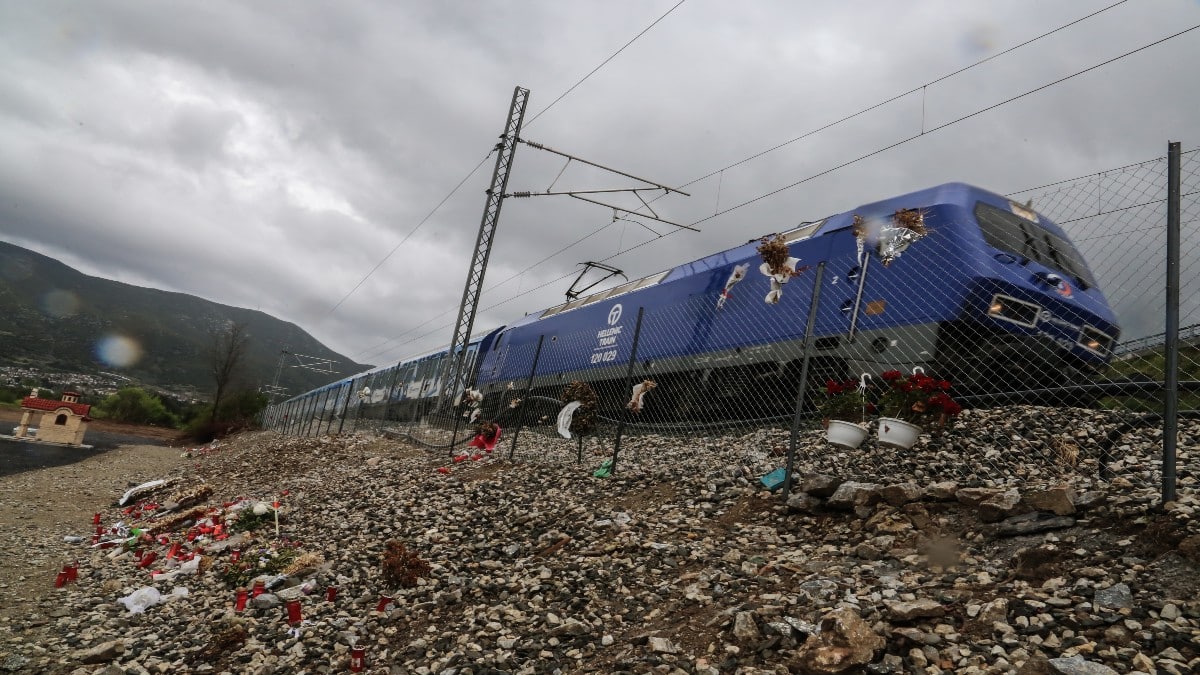 Τέμπη: Ανατριχίλα! Η στιγμή που το Intercity περνάει για πρώτη φορά από το σημείο της τραγωδίας – Σφίχτηκαν καρδιές (Video)