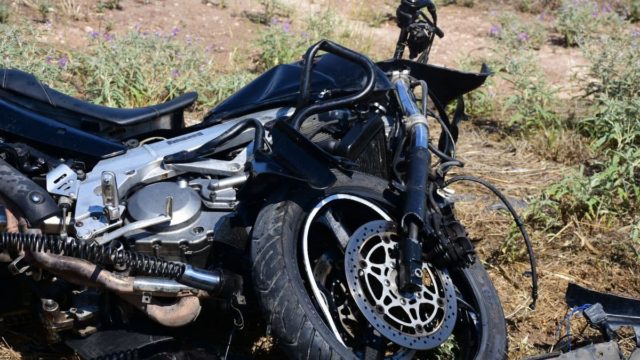 Θανατηφόρο τροχαίο στη Σύρο: Μηχανή συγκρούστηκε με αυτοκίνητο σε διασταύρωση του νησιού – Ένας νεκρός