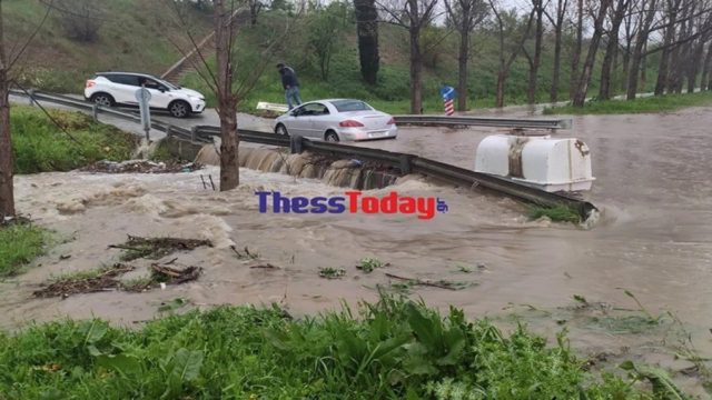 Κακοκαιρία «ILINA»: Ποτάμια έγιναν οι δρόμοι στη Θεσσαλονίκη – Εγκλωβίστηκε οδηγός (Video)