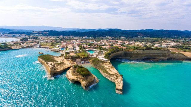 Η ελληνική παραλία με την αμμουδιά και τον μύθο της αγάπης για ελεύθερους και ζευγάρια