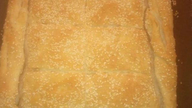 Χειροποίητη πανδαισία: Τυρόπιτα με κρέμα γάλακτος, γιαούρτι και φύλλο σφολιάτας με μαργαρίνη