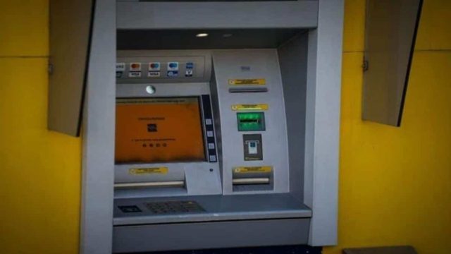 Τέλος τα μετρητά από τα ΑΤΜ: Χαμός με την απόφαση των τραπεζών
