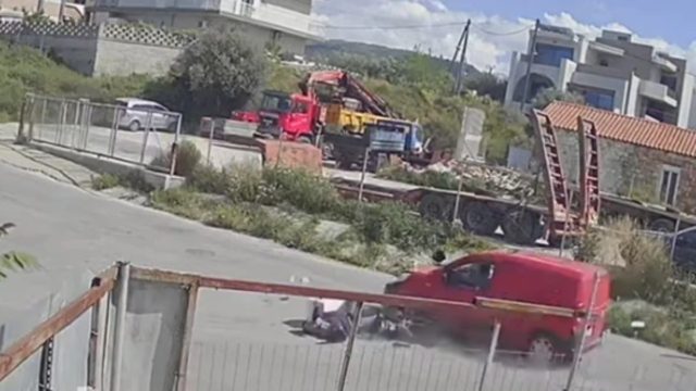 Σοκαριστικό βίντεο: Καρέ – καρέ το τροχαίο με τον ντελιβερά στα Χανιά – Το φορτηγάκι τον χτυπάει και εξαφανίζεται