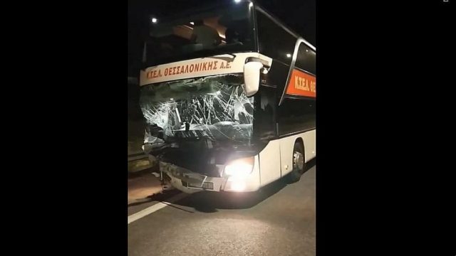 Τραγωδία στον Πλαταμώνα: Τροχαίο δυστύχημα στην Εθνική οδό! ΚΤΕΛ συγκρούστηκε με δύο ΙΧ – Ένας νεκρός και 5 τραυματίες (Video)