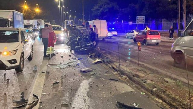 Τριπλή καραμπόλα αυτοκινήτων στο ύψος του Σκαραμαγκά! Αναποδογύρισε αυτοκίνητο – Ένας τραυματίας από το σοβαρό τροχαίο (Video)
