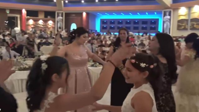 Έδωσε πόνο η νύφη: Το καθηλωτικό τσιφτετέλι στον γάμο που άφησε άλαλο γαμπρό και παρανυφάκια (video)