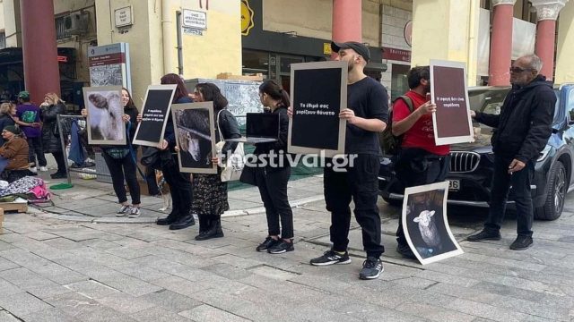 «Ξεσπάθωσαν» οι vegan για το Πάσχα: «Τα έθιμά σας μυρίζουν θάνατο» – Διαμαρτυρία ακτιβιστών στο κέντρο της Θεσσαλονίκης (video)