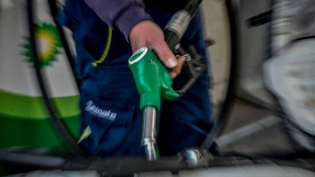 Καύσιμα: Το «ντόμινο» με το πετρέλαιο επαναφέρει τις τιμές της βενζίνης σε πάνω από €2 το λίτρο