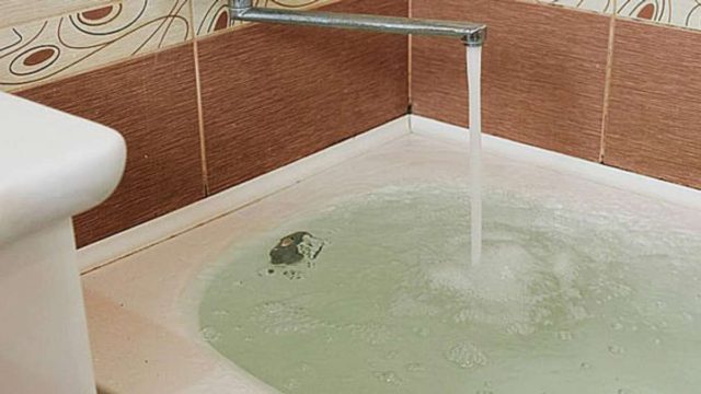 Βουλωμένη μπανιέρα; Πώς να την ξεβουλώσετε μόνοι σας εύκολα και γρήγορα